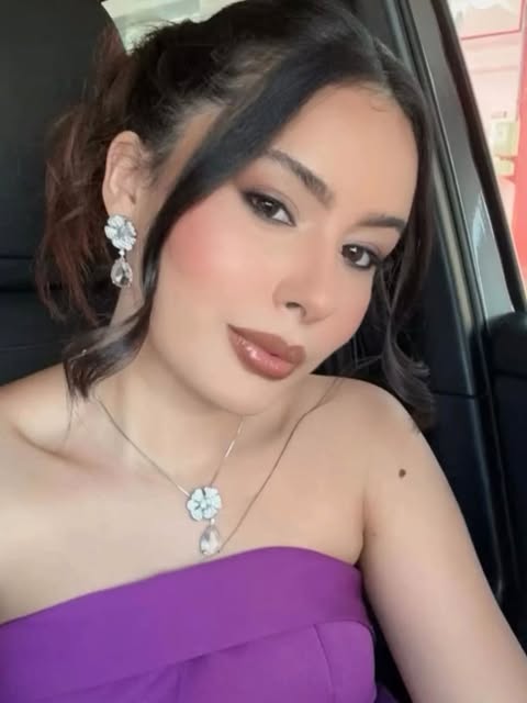 Cliente com maquiagem finalizada para evento