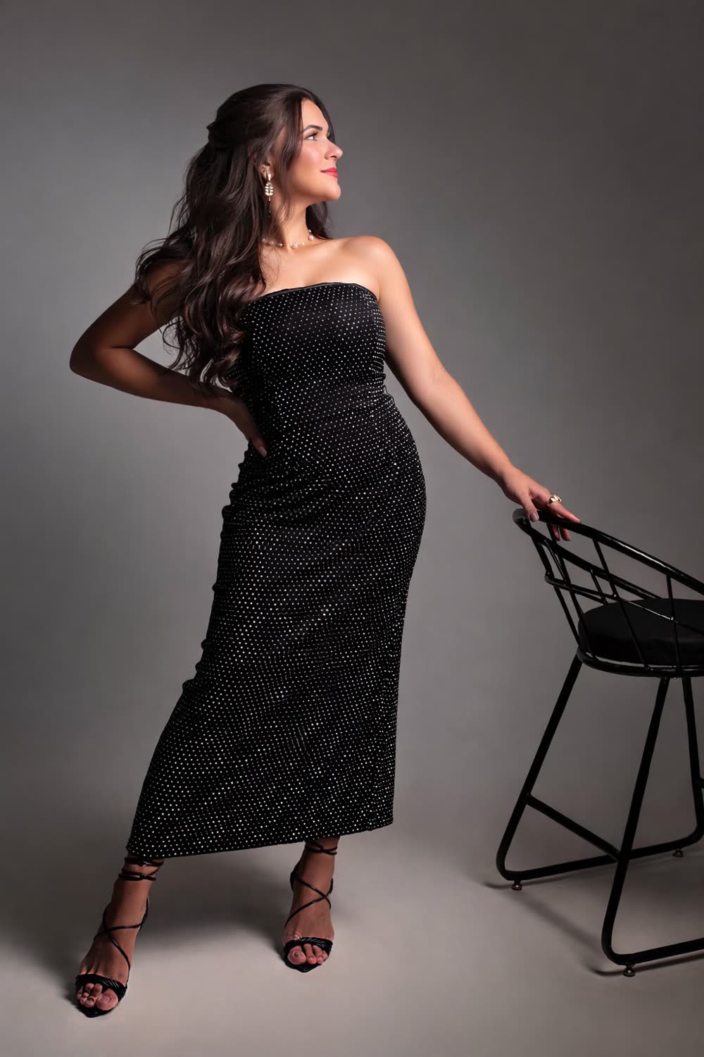 Bruna Patrícia em vestido preto, ensaio de estúdio
